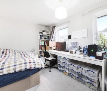 2 bedroom house in London - Photo 2