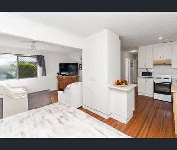 FOUR BEDROOM FAMILY HOME IN PRIME LOCATION - Photo 1