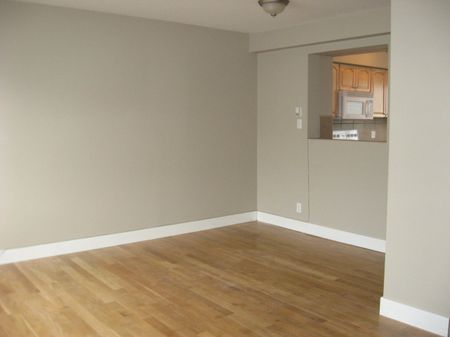 AMAZING LOCATION! 2 BEDROOM TOWNHOUSE! MAINTENANCE FREE! - Photo 2