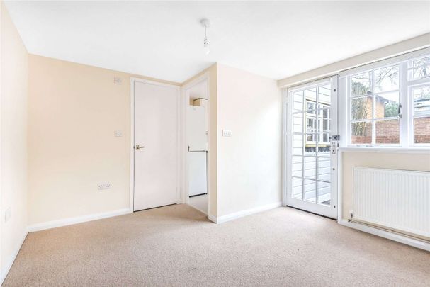 A charming terraced cottage set in a central Sevenoaks location ideal of the amenities of the town. - Photo 1