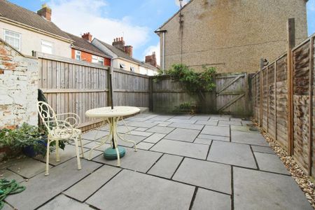 3 bedroom end of terrace house to rent - Photo 2