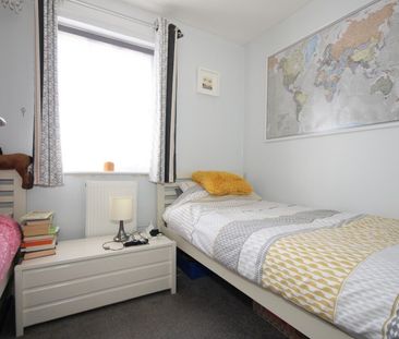 Queendale Court, Woking - Photo 3