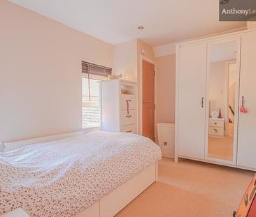 The Mansion, Whitney Wood, Stevenage - Photo 3