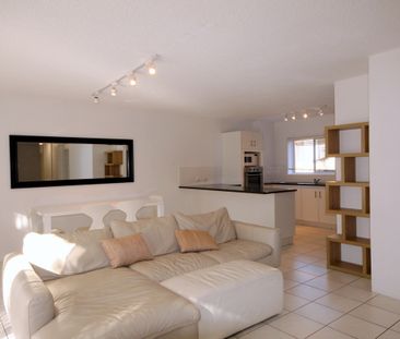 FURNISHED CHEVRON ISLAND 3 BEDROOM APARTMENT - Photo 2