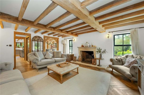 A stunning five bedroom detached character family home in Bagshot - Short Term - Photo 1