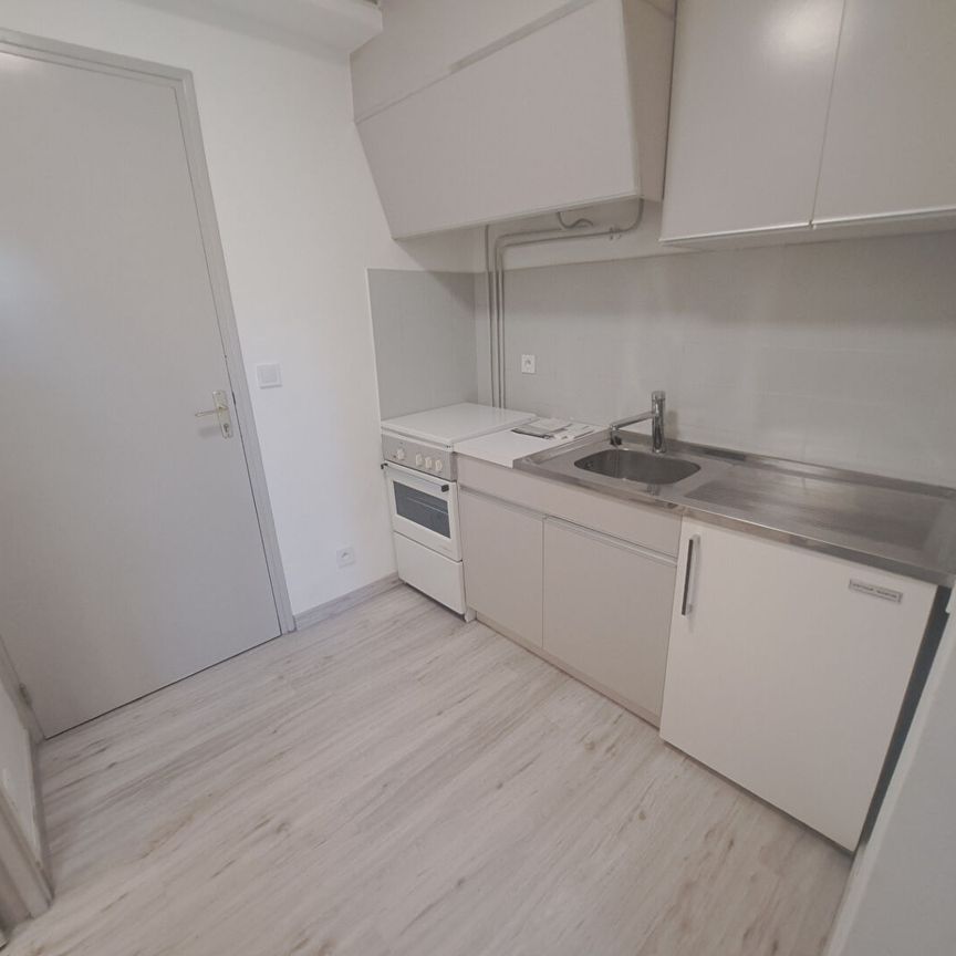 Appartement Villeneuve Les Avignon 1 pièce(s) 25.37 m2 - Terrasse - Place de parking, - Photo 1