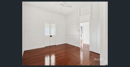 Classic Gable Renovated Cottage - Photo 4