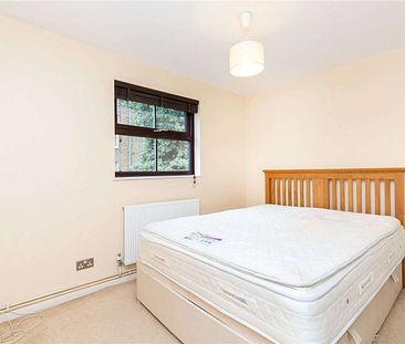 A two bedroom apartment within a small gated development just off Holloway Road - Photo 1