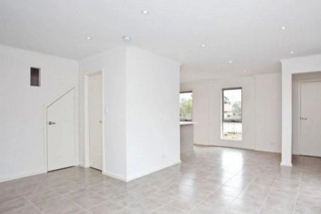 3 Bedroom Modern Townhouse for Rent! - Photo 2