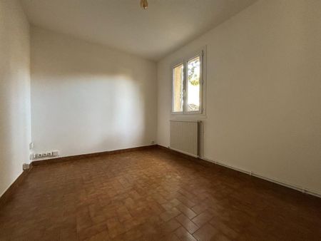 Location Maison 5 pièces 88m² VILLENEUVE LES AVIGNON 30400 - Photo 2