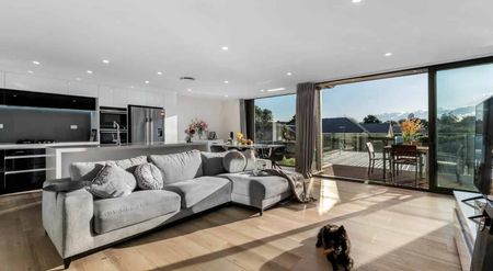 4 Bedrooms with 3 masters at central Epsom - Photo 2