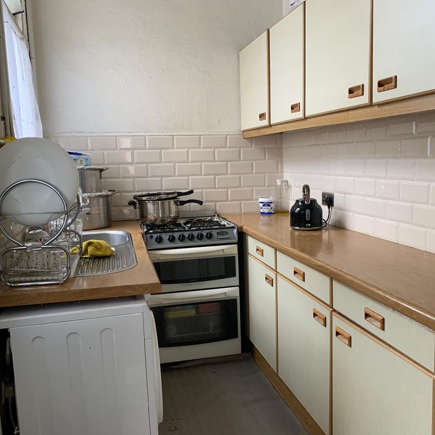 Four to five bedroom house in ilford- £3000 pcm - Photo 1