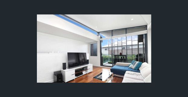 Spacious Townhouse in the Heart of Richmond! - Photo 1