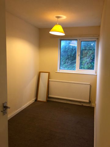 Available Lovely 3 Bedroom House Queens Park - Photo 3