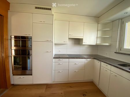 Gemütliche 4.0 Zimmer-Wohnung mit viel Holz und Fernsicht - Photo 4