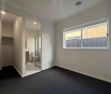 Spacious, Comfortable & Conveniently Located - Photo 2