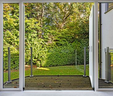 Exceptional contemporary home set within private gardens on one of ... - Photo 5