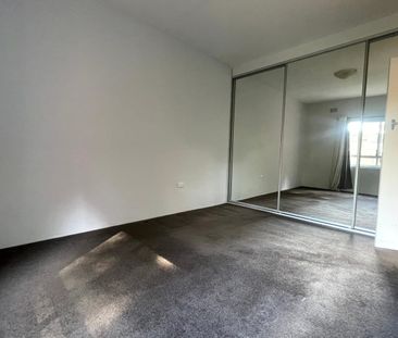 Two Bedroom Apartment in North Sydney with Lock-Up Garage - Photo 4