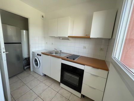 BEAU T2 EN RESIDENCE SECURISEE AVEC BALCON ET PARKING REMICOURT CHAMPS ELYSEES - Photo 5