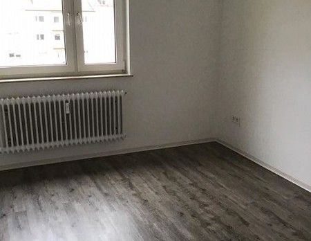 Renovierte 2-Zimmer-Wohnung mit Balkon ab sofort frei - Photo 1