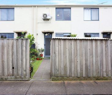 Spacious & Private Two-Bedroom Townhouse – Prime Glenroy Location - Photo 6