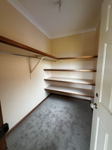 HUGE Family Home. - Photo 2