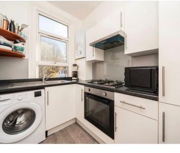 3 Bed Flat, Agnes Road, W3 - Photo 2