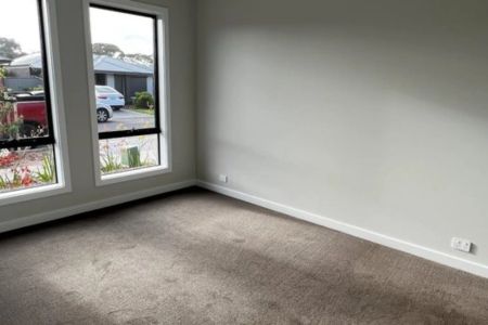 Near New 3 Bedroom Home! - Photo 2