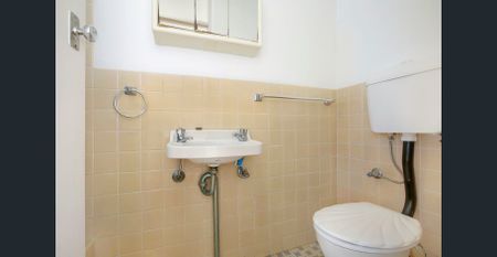 STONES THROW FROM WOLLONGONG BEACH - Photo 4