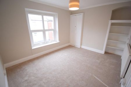 2 bedroom terraced house to rent - Photo 2