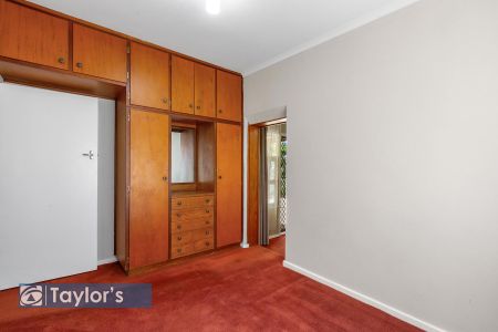 WELL PRESENTED 3 OR 4 BEDROOM HOME - DOUBLE WIDTH DRIVEWAY - Photo 3