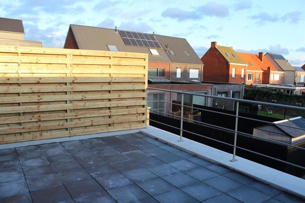 APPARTEMENT OP DE EERSTE VERDIEPING MET TERRAS EN AUTOSTAANPLAATS - Photo 1