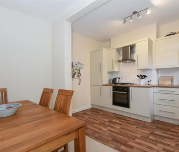 2 bedroom Flat To Let - Photo 5