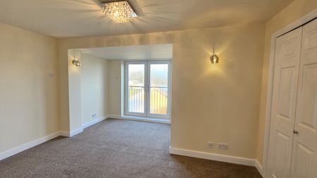 Four bedroom Detached House - Photo 3