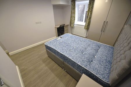 3 bedroom Flat in Flat 2, Leeds - Photo 5