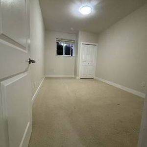 spacious 2 bedroom and 1 bath - Photo 2