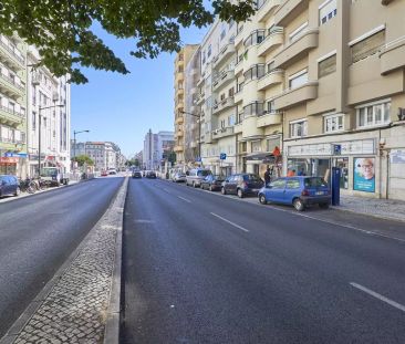 Room in a shared 11-bedroom apartment for rent in Lisbon. - Photo 2
