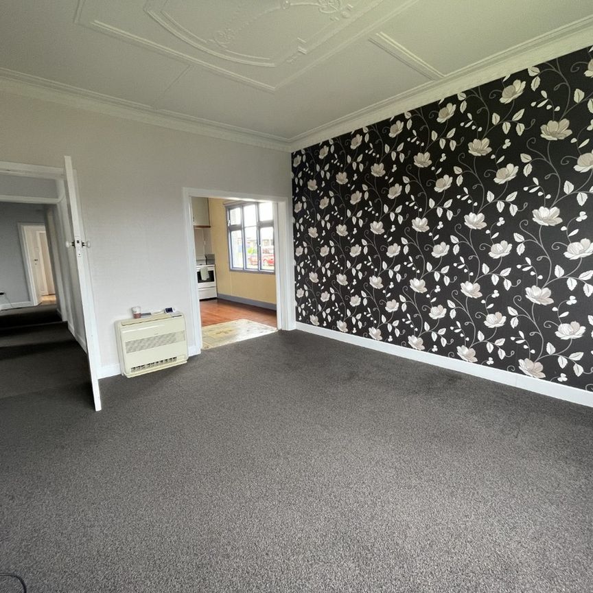 Sitting pretty on Queens Drive - Photo 1