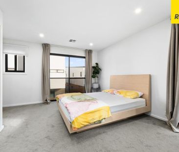 Chic Tri-level townhouse in prime Bruce location - Photo 4