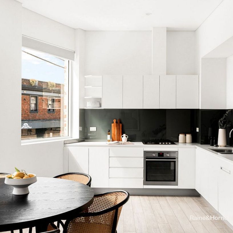 Top floor 2 bed apartment offering convenience in boutique setting - Photo 1