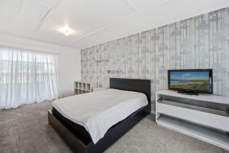 Central, Stylish & So Convenient - Your Ideal Family Home! - Photo 2