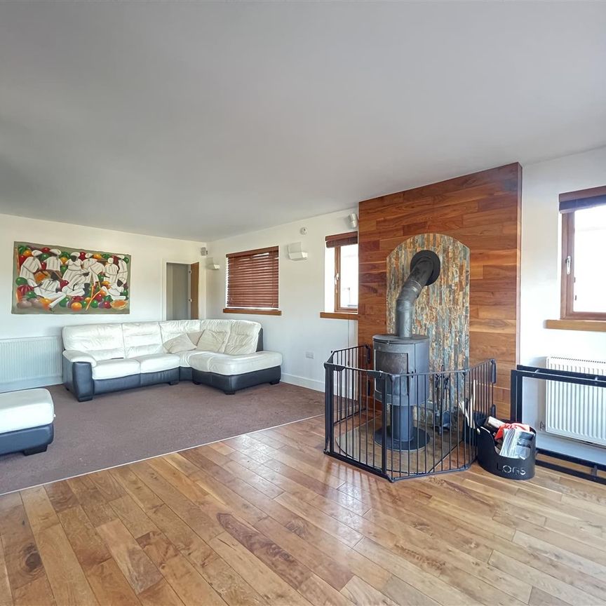 5 Bedroom House - Photo 1