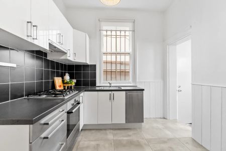 Charming Inner-City Retreat - Photo 3