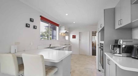 Warm & Welcoming Home in Bishopdale - Photo 4