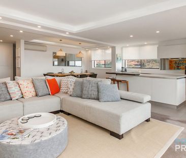 Magnificent three bedroom, two bathroom penthouse apartment with huge sundeck overlooking Middle Harbour - Photo 3