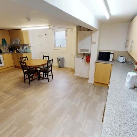 4 bedroom flat to rent - Photo 4