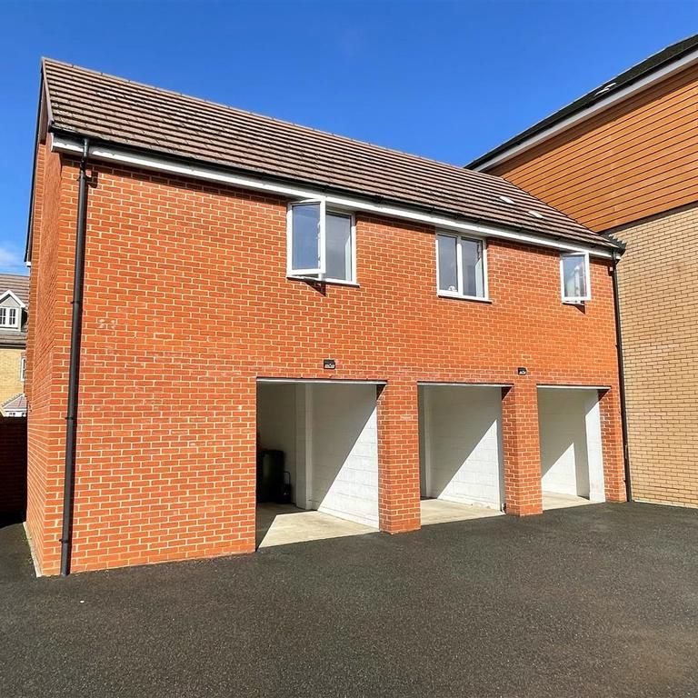 2 bedroom coach house to rent - Photo 1