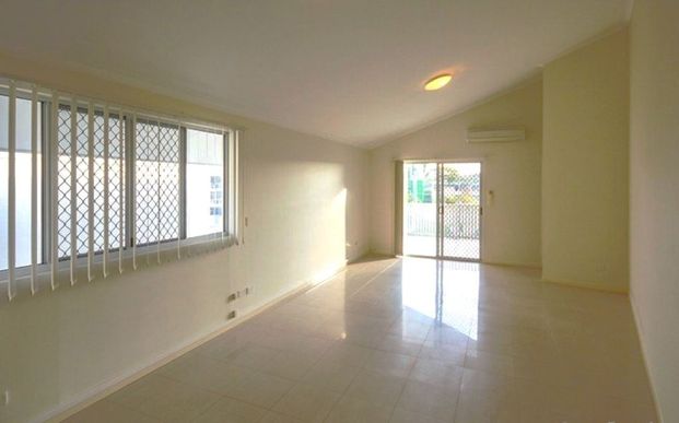 Modern 1 Large one bedroom air conditioned apartment - Photo 1