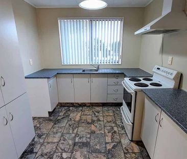 Comfy 3 Bedroom Home with Garden - Photo 1