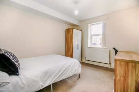 4 Bedrooms 1 bathroom - Photo 3